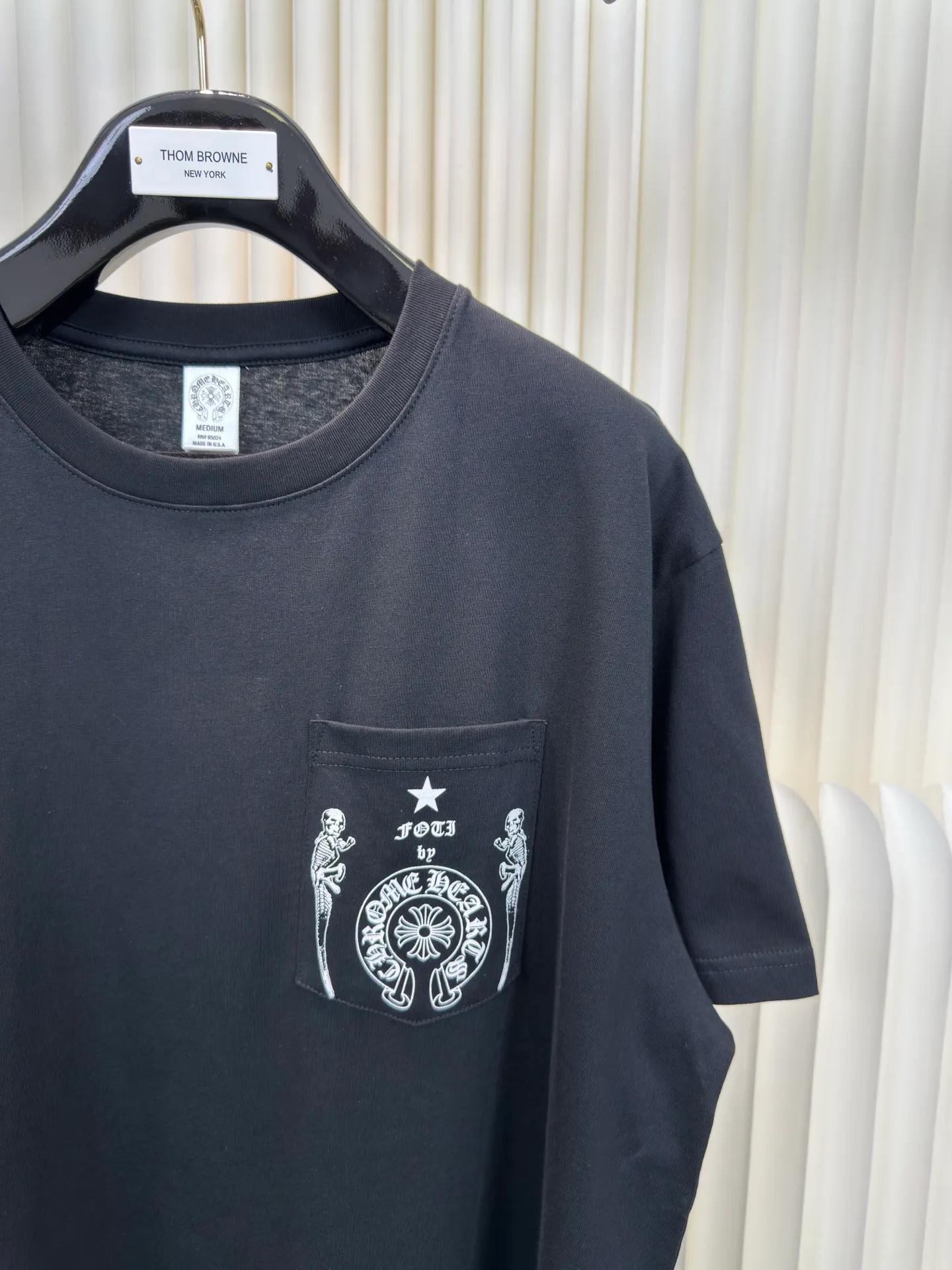 P240 Chrome Hearts/foti Lizard Man Family Portrait Short Sleeves Authentic Open Edition - Physical Counter - Top Luxury Quality 🆚 Instant sale of all editions on the market. The fabric is made of 26 weave 200g cotton. The printing is made of hand glue printing. Customized accessories. Size S M L